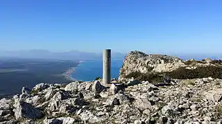 Geodätische Säule es Ferruxet (517&nbsp;Meter) auf dem Bergrücken