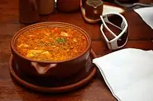 Sopa de ajo, eine Knoblauch-Brot-Suppe als Spezialität der spanischen und kubanischen Küche