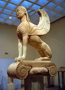 Sphinx der Naxier, um 570 v. Chr.(10 m hoch; Archäologisches Museum von Delphi)