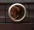 12-Volt-Steckdose, SAE&nbsp;J563 (21 mm) in einem Auto-Armaturenbrett
