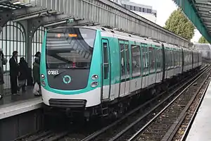 Fünfwagenzug des Typs MF 01 in der Station Stalingrad