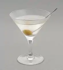 Typisches Martiniglas mit einem Dry Martini