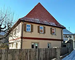 Das Pfarrhaus im Süden des Dorfes