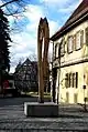 Skulptur Begegnung (Material Eiche (2005)) auf dem Schlossplatz in Kirchheim unter Teck