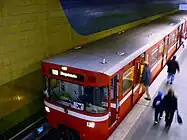 Selbstabfertigung bei einem Zug der Baureihe&nbsp;DT1 in Nürnberg mit Türschließknopf an der Außenseite
