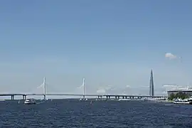 Die Wantonyy-Brücke neben der Gazprom-Arena (Im Hintergrund das Lachta-Zentrum)