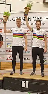 Serafin Schefold, rechts im Bild