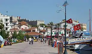 Promenade am Hafenmit Kastell Marmaris Kalesi