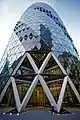 Der 180&nbsp;m hohe Swiss Re Tower vom Eingang aus gesehen