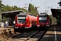 Links Triebwagen der Baureihe 425 der DB als RE3 Richtung Düsseldorf, rechts Triebwagen der Baureihe 422 der DB als S2 Richtung Dortmund (2009)