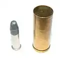 Hülse einer .45&nbsp;Colt-Patrone im Vergleich zur .22 lr