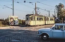 Zug in Richtung Cossebaude in Dresden-Kemnitz Pfaffengrund (3.&nbsp;Oktober&nbsp;1990)