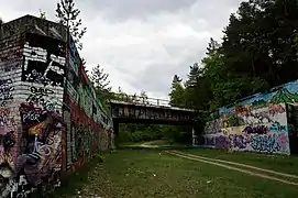Teil des historischen Verlaufs der A&nbsp;115 mit Brücke der alten Potsdamer Eisenbahn