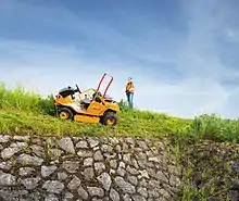 Der AS 940 Sherpa RC ist der erste Aufsitzmäher, der auch fernsteuerbar und so für den Einsatz in fast jedem Gelände geeignet ist.