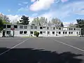 Erweiterungsgebäude und Basketballplatz