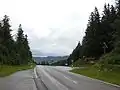 Passhöhe mit Bushaltestelle und Parkplatz. Das Äulemer Kreuz ist auf der rechten Seite zu erkennen