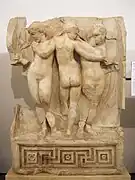 Die drei Grazien Relief am Aphrodite-Tempel in Aphrodisias, 1.&nbsp;Jh. v.&nbsp;Chr.