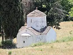 Standort der Kapelle in einer Senke des Tals
