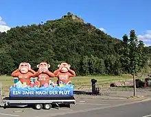 Skulpturen der Drei Affen anlässlich des Jahrestags der Flutkatastrophe im Ahrtal, gesehen in Mayschoß (2022)