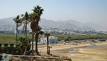 Strand von Qurum mit dahinterliegendem Feuchtgebiet