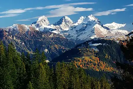 Piz Ela, Tinzenhorn und Piz Mitgel (v.&nbsp;l.&nbsp;n.&nbsp;r.), aufgenommen oberhalb von Flims.