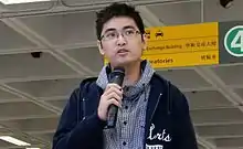 Alex Chow Yong-Kang mit Mikrofon