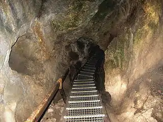 Steiganlage in der Höhle