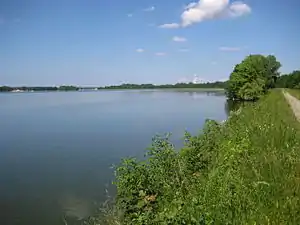 Altheimer Stausee flussabwärts, mit dem Kraftwerk verschwommen im Hintergrund