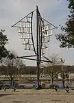 Kinetische Skulptur „Segel im Wind“ (Stahl, Höhe 11&nbsp;m) Rostock, 1988