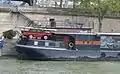 Amphicar auf einem Hausboot auf der Seine