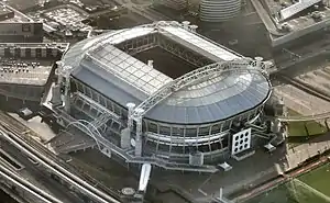 Die Johan-Cruyff-Arena mit geöffnetem Dach