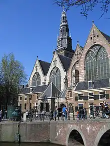 Der Maler fragte, „warum die Glocken der Oude Kerk schwiegen […]. Finden vielleicht die elf Schläge […], wenn die heutige Hinrichtung beginnen soll, schon mehr als genug.“ (Grabkirche Saskias van Uylenburgh)