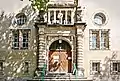 Hauptportal mit bekrönender Figur der Justitia