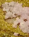 Gelber Andradit und Rhodochrosit, ebenfalls aus der „Wessels Mine“ (Größe: 5,2&nbsp;cm&nbsp;×&nbsp;4,7&nbsp;cm&nbsp;×&nbsp;3&nbsp;cm)