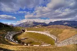 Das Amphitheater in Alba Fucens mit dem Monte Velino (2487&nbsp;m) im Hintergrund