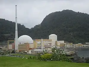 Kernkraftwerk Angra: Block&nbsp;2 (links) und Block&nbsp;1 (rechts)