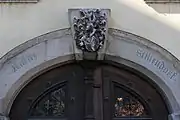 Das Flachbogenportal des Ansitzes Stillendorf, mittig mit Wappenkartusche Zallinger-Thurn