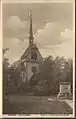 Anstaltskirche, rechts das Ehrenmal