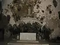 Altar mit Resten von Freskenmalerei an der Felswand
