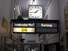 Anzeigeta­fel der West-Berliner U-Bahn-Linie 4 im Berliner U-Bahn-Museum