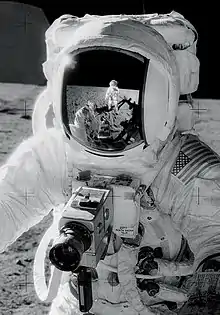 Die US-Astronauten des Apollo-Programms waren mit Mittelformatkameras Hasselblad 500EL ausgerüstet. Diese waren nach NASA-Vorgaben entwickelt und hatten einen über NiCd-Zellen versorgten Motorantrieb.