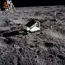 Einer von fünf zur Entfernungs­messung auf dem Mond befindlichen Retroreflektoren (Apollo&nbsp;11)