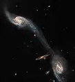 Hochaufgelöste Aufnahme zweier Galaxien von Arp 248, erstellt mithilfe des Hubble-Weltraumteleskops und des Victor M. Blanco Telescope
