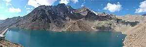 Der Arzkarsee von Norden, links die Staumauer