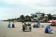 Strandszene mit ambulanten Verkäufern