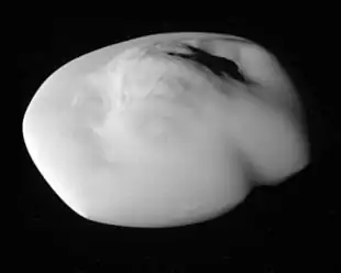 Saturnmond Atlas, aufgenommen aus 11.000 km Entfernung von der Raumsonde Cassini am 12. April 2017 (84 Meter pro Pixel)