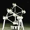 Atomium-Modell, je eine Stütze unter den drei unteren äußeren Kugeln