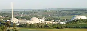 Kernkraftwerk Neckarwestheim: Block I und Abluftkamin (links), Block II (Mitte), Zellenkühler und Hybridkühlturm (rechts)