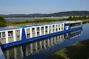 Solarpark Bavaria und Flusskreuzfahrtschiff Avalon TranquilityBlick von der Brücke der NM 15 über den Main-Donau-Kanal (2013)