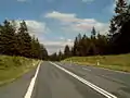 B&nbsp;242 am höchsten Punkt (828&nbsp;m&nbsp;ü.&nbsp;NHN) zwischen Dammhaus und Sonnenberg